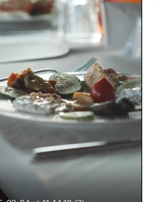 Masada servis edilen meze ve garnitür ikram tabağı.