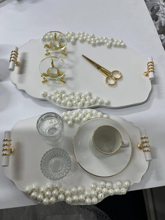 İncilerle bezeli söz nişan tepsisi ve damat kahvesi sunumu.