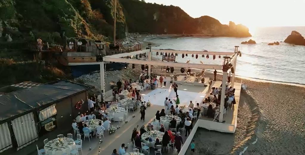 Kumsalda deniz kenarında kurulan açık hava düğün alanı ve dans pisti.