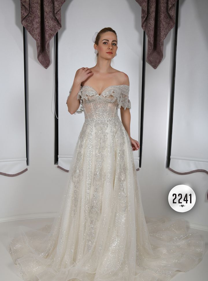 2241 Sırt Dekolteli Düşük Omuz Düz Kesim Gelinlik