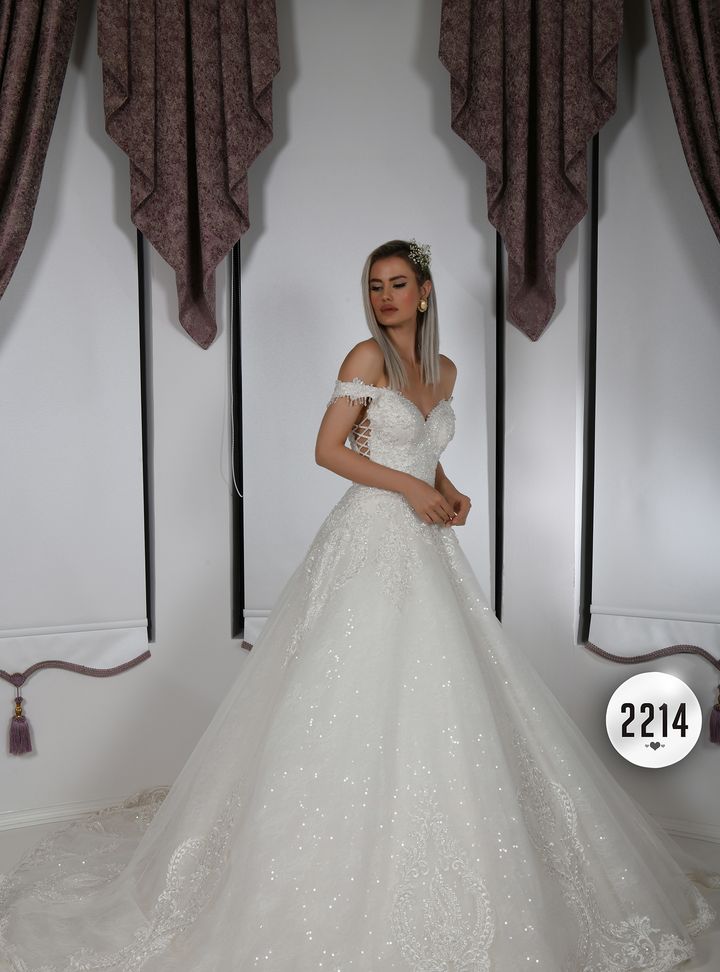 2214 A Kesim Sırt Dekolteli Düşük Omuz Gelinlik