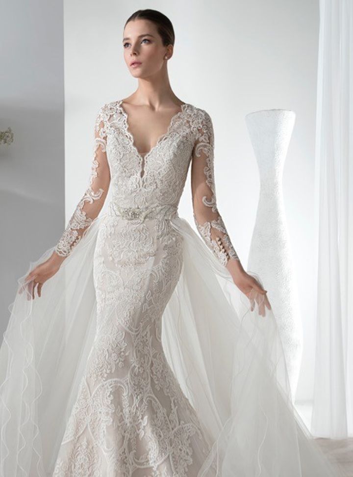 Demetrios 636  Balık Kesim V Yaka Göğüs Dekolteli Gelinlik