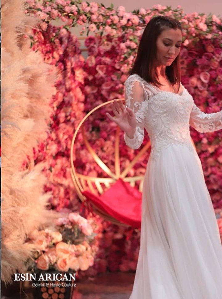 ESA 2 Sırt Dekolteli Modern Düz Kesim Gelinlik