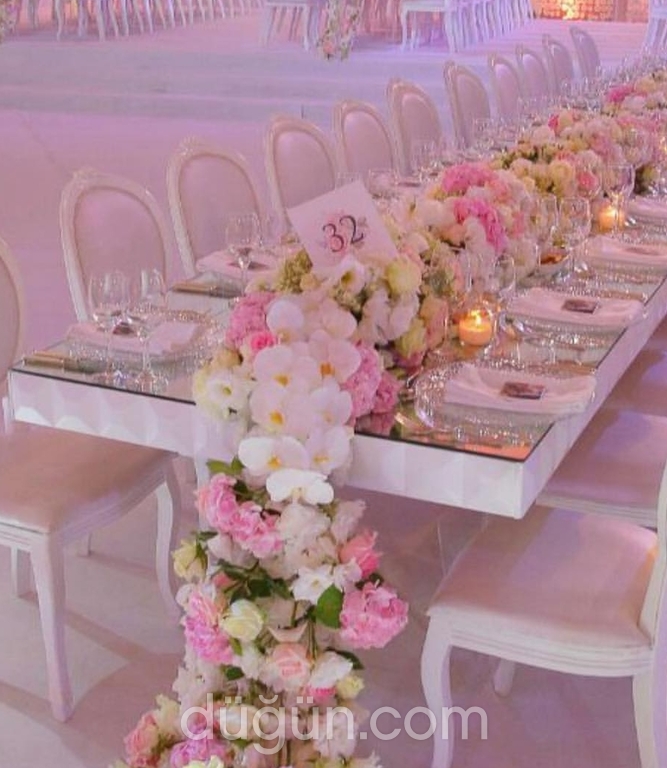 Çiçekli Düğün Salonu Masası Süslemesi