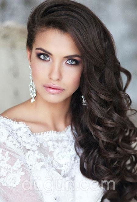 Yanda Toplanmış Gelin Saçı