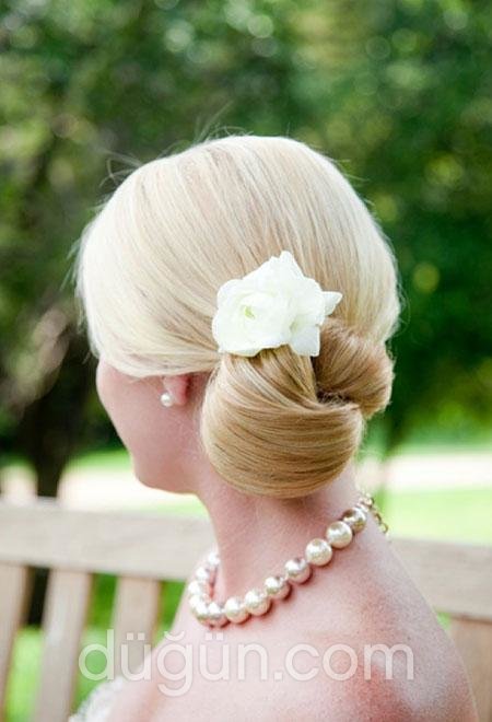 Ense Topuzu Gelin Saçı Modeli