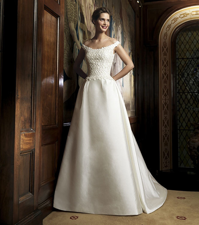 Düşük Omuzlu Gelinlik Modeli