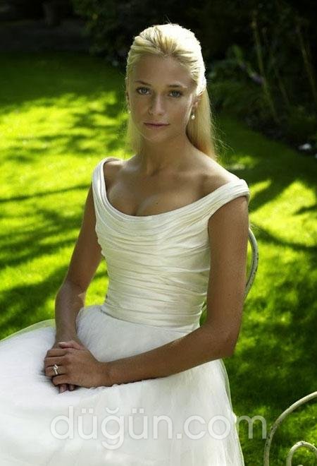 Derin Kayık Yaka Gelinlik