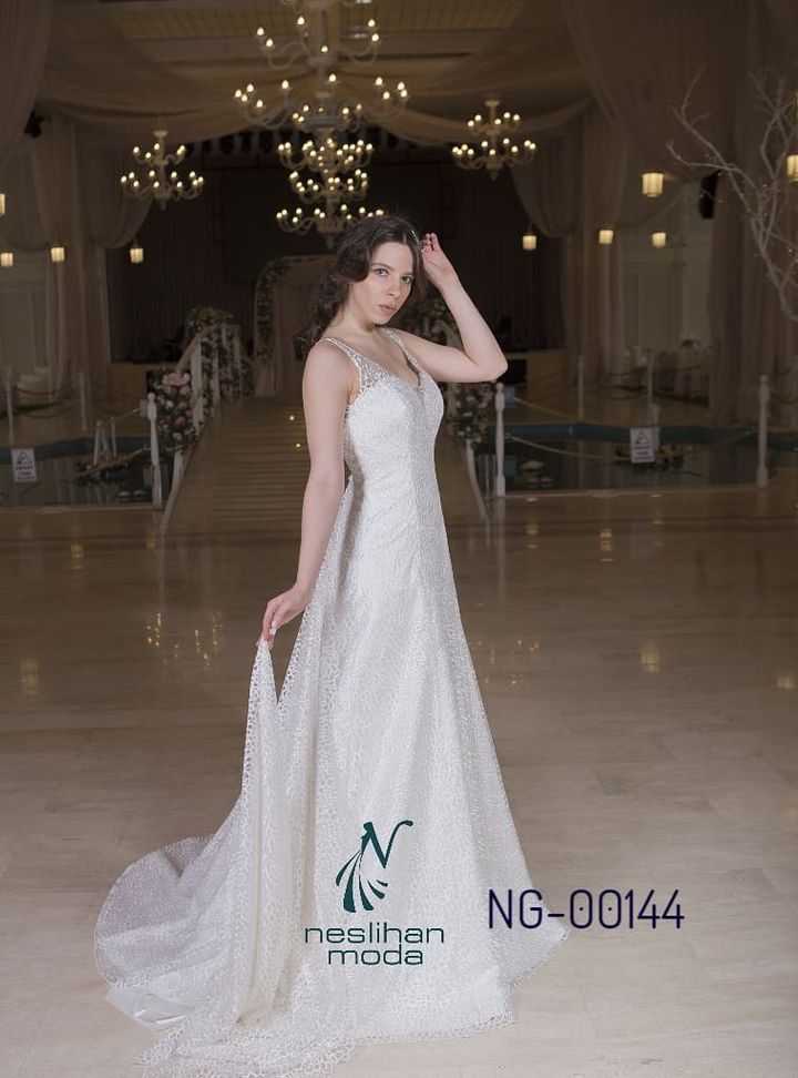 NG-00144  Sırt Dekolteli V Yaka Düz Kesim Gelinlik