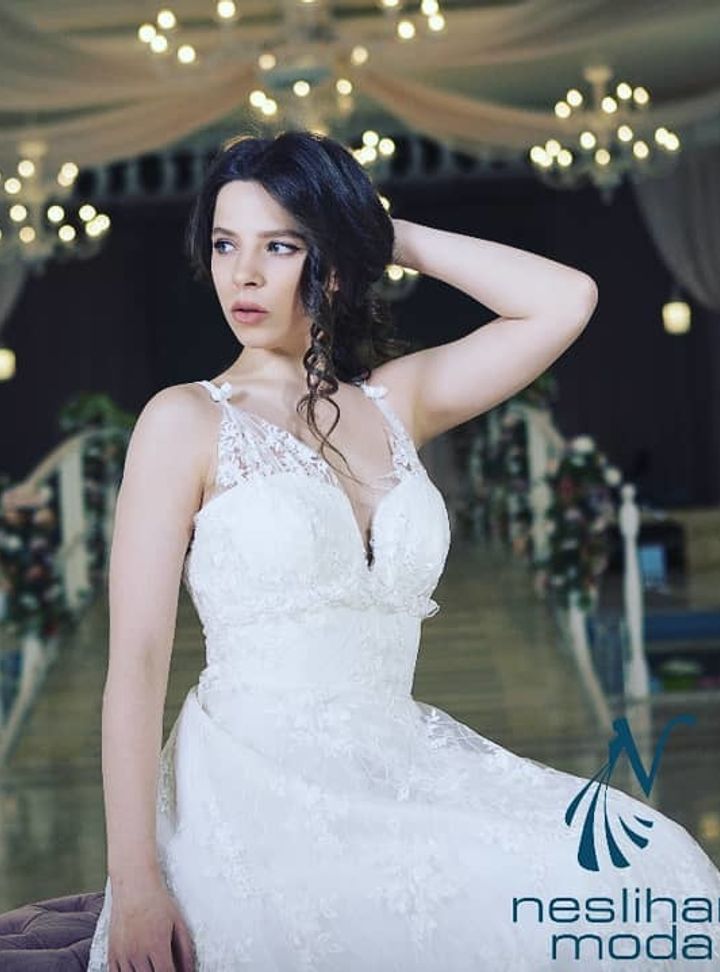 NG-00121  A Kesim V Yaka Göğüs Dekolteli Gelinlik