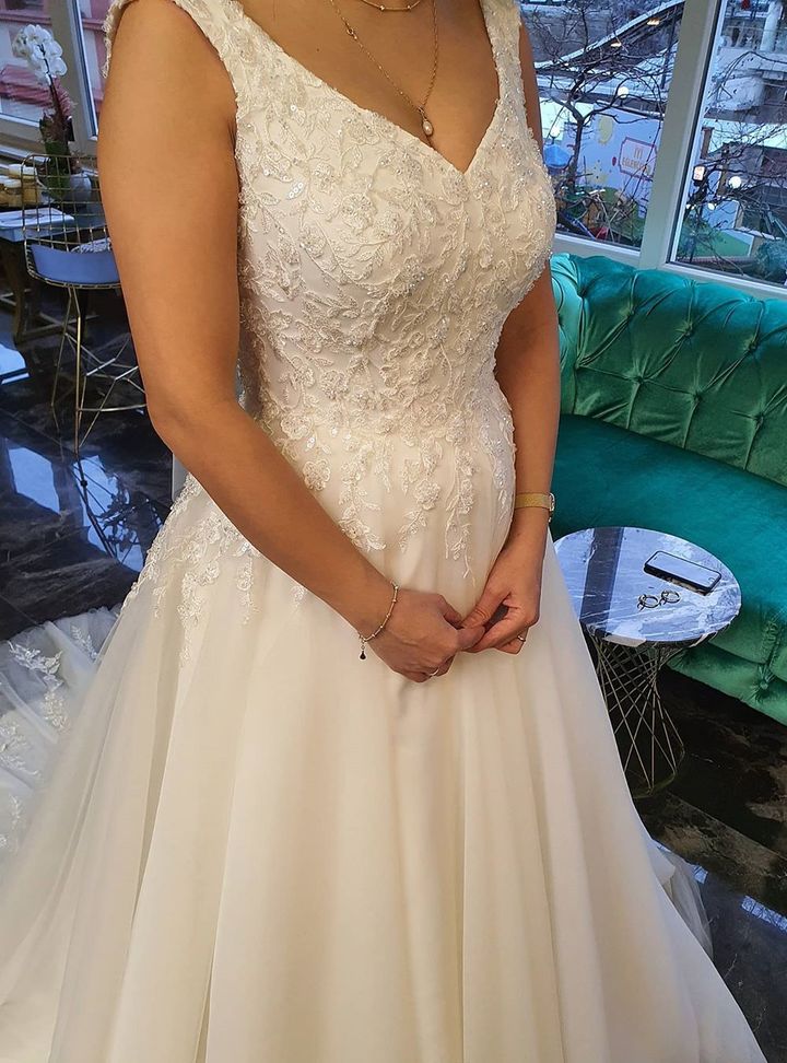 WHM 23 V Yaka Düz Kesim Göğüs Dekolteli Gelinlik