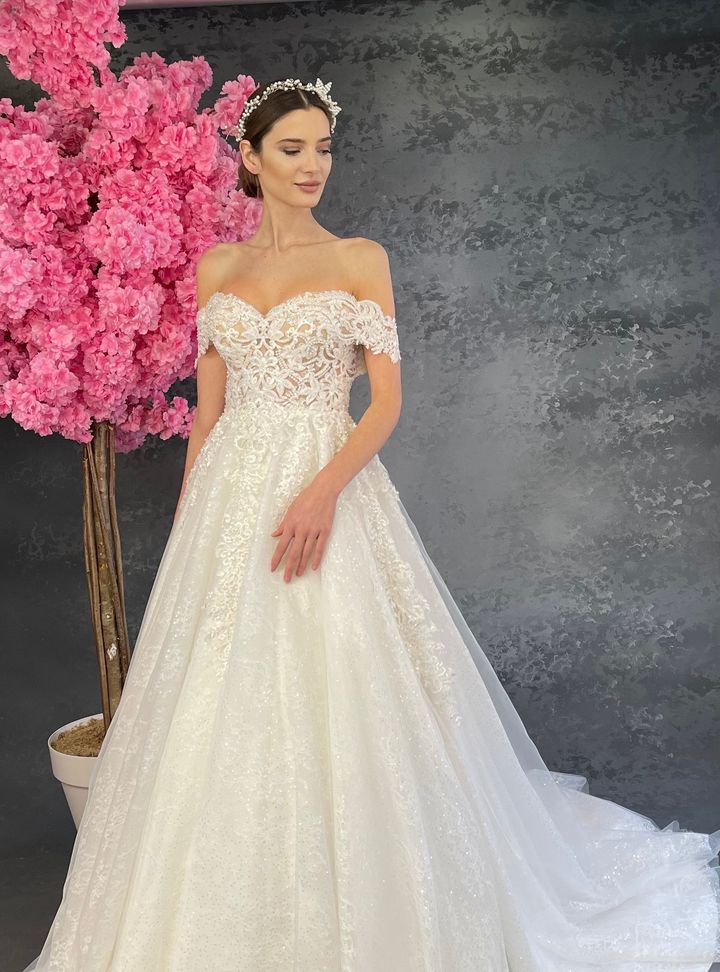 Düşük Omuz A Kesim Gelinlik