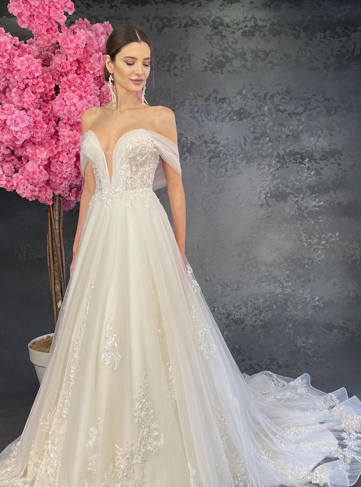 Düşük Omuz A Kesim Gelinlik