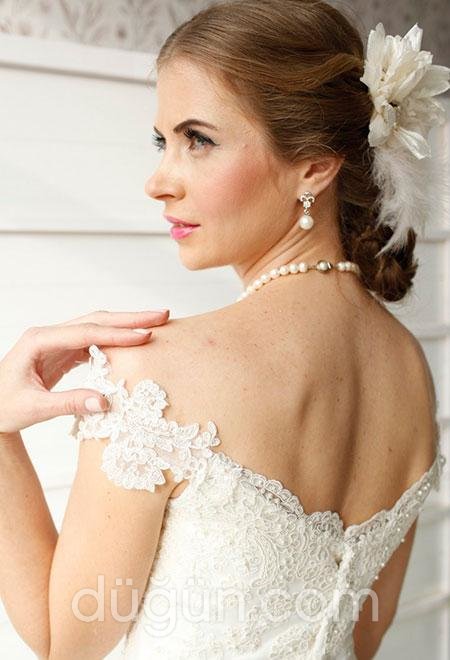 Sırt Dekolteli Gelinlik Modeli
