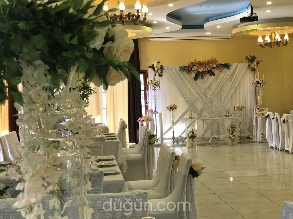 Çiçekli Sade Nişan Masası