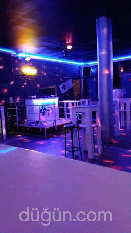 Liberta  Cafe & Bistro