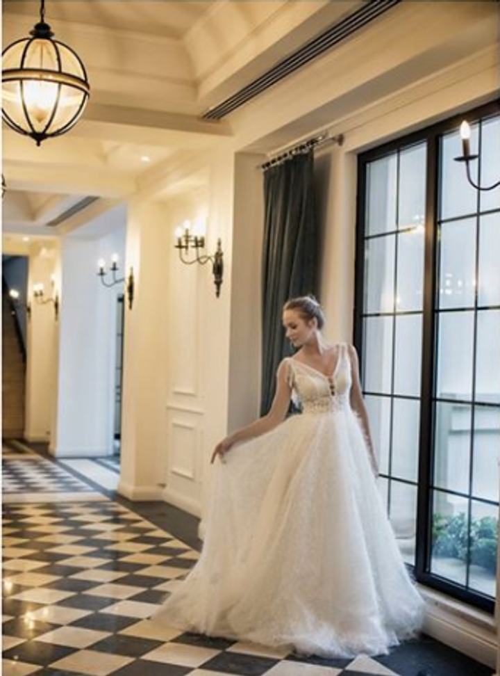 BNB 31 A Kesim Sırt Dekolteli V Yaka Gelinlik