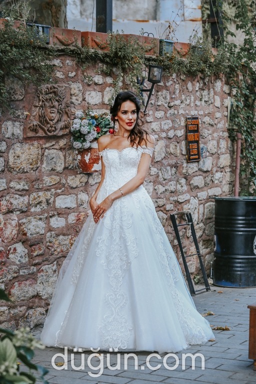 Ayfer Bitiş Moda Evi 3 A kesim Düşük omuz Romantik gelinlik - 1