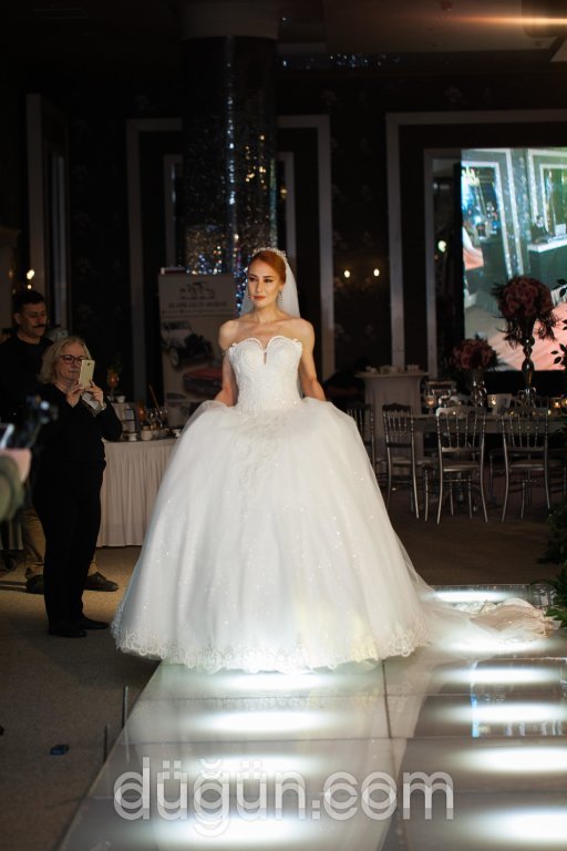 Ayfer Bitiş Moda Evi 5 Prenses kesim Straplez Romantik gelinlik