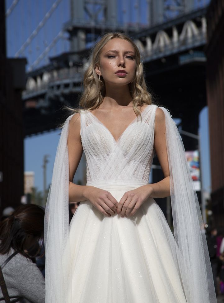 Weddies H81A3073 A Kesim V Yaka Göğüs Dekolteli Gelinlik