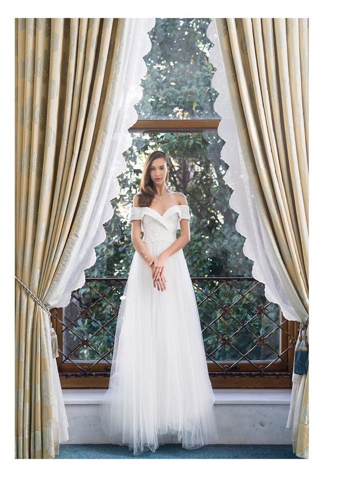 OZS 16 Düşük Omuz Düz Kesim Romantik Gelinlik