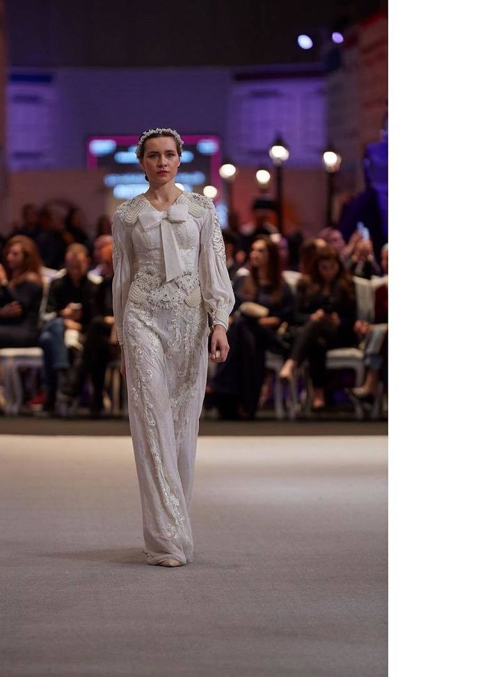 OZS 47 V Yaka Modern Düz Kesim Gelinlik