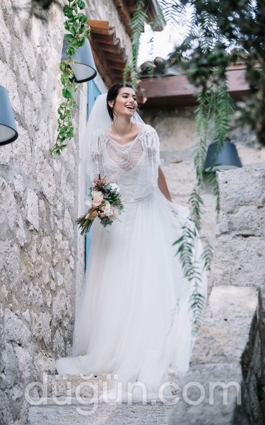 V Yaka Gelinlikler