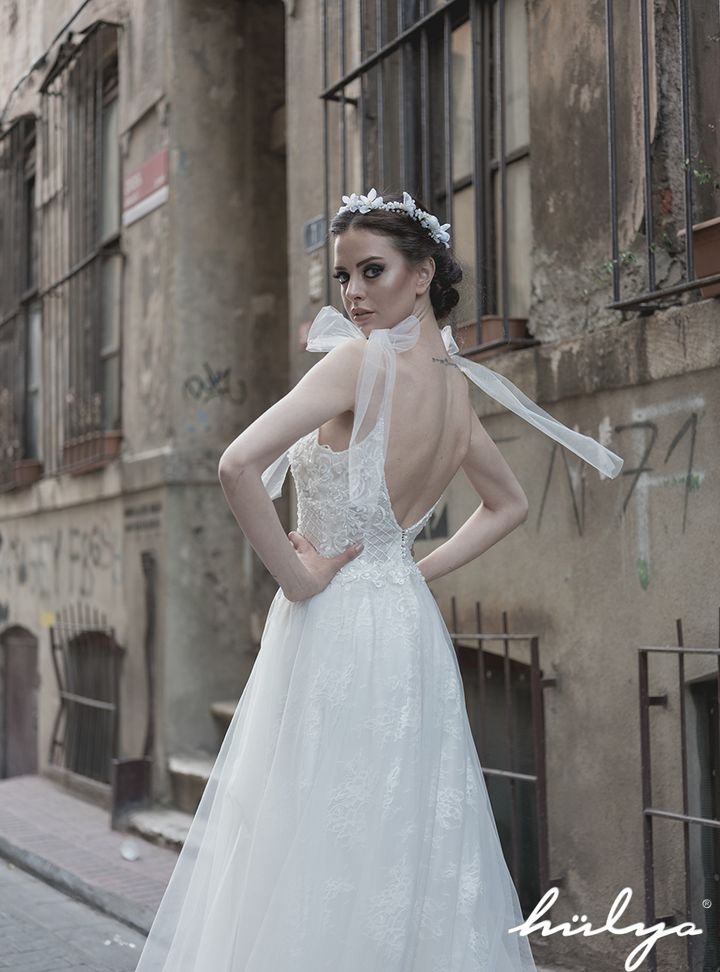 Begonya  Sırt Dekolteli V Yaka Düz Kesim Gelinlik