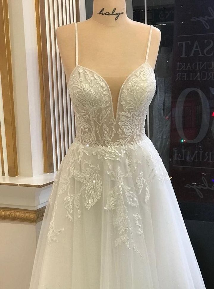 HKW 21 V Yaka Düz Kesim Göğüs Dekolteli Gelinlik