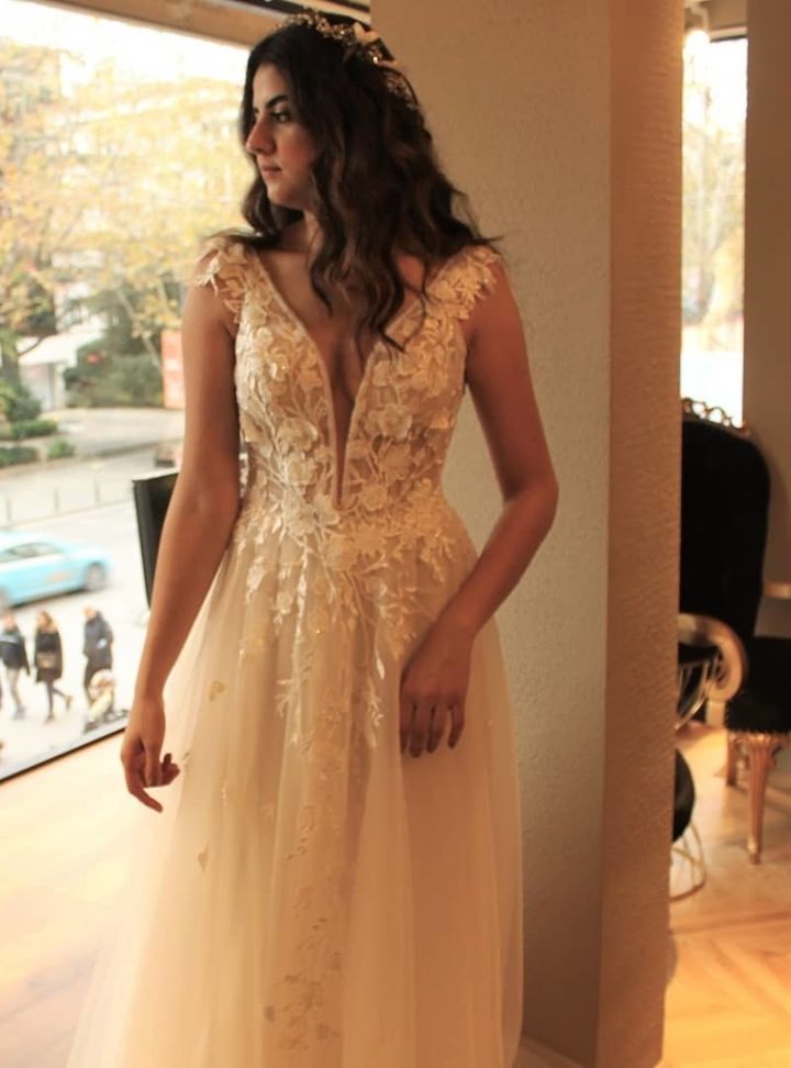 HKW 13 A Kesim V Yaka Göğüs Dekolteli Gelinlik