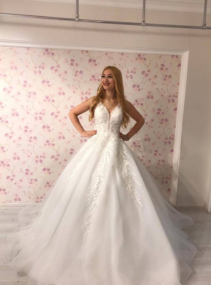 ERM 9 A Kesim V Yaka Göğüs Dekolteli Gelinlik