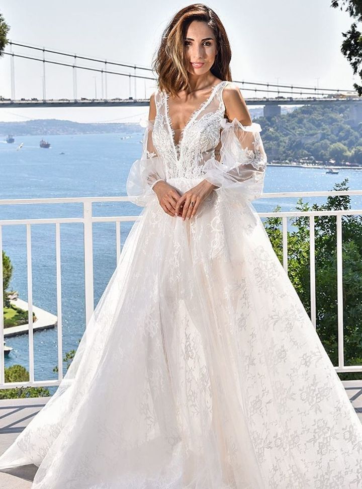 Derya Çelebi 72 V Yaka Modern Düz Kesim Gelinlik