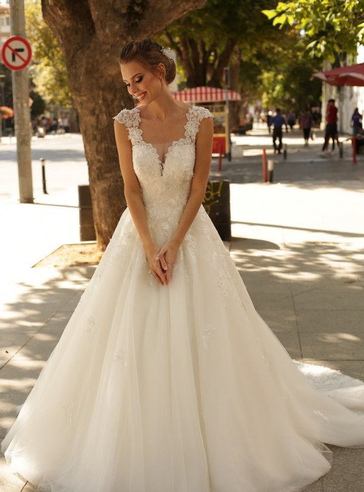 1111 A Kesim Sırt Dekolteli V Yaka Gelinlik