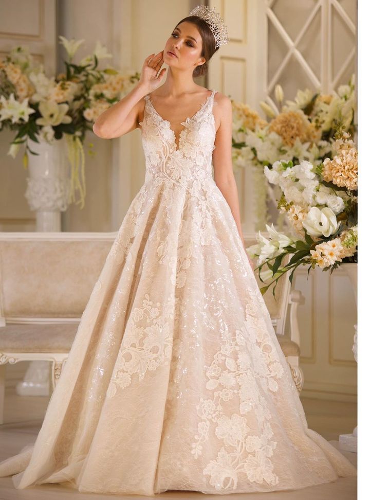 1208 A Kesim Sırt Dekolteli V Yaka Gelinlik