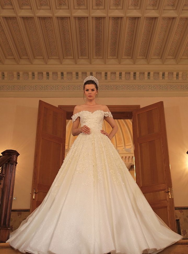 3102 Prenses Kesim Sırt Dekolteli Düşük Omuz Gelinlik