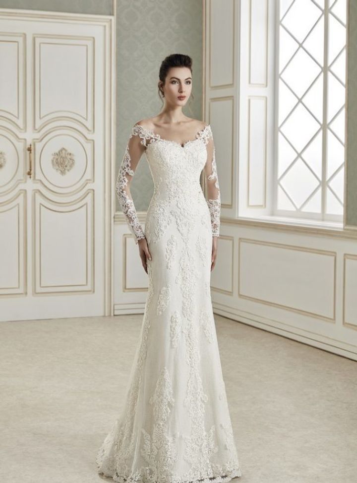 34017-028  Balık Kesim Sırt Dekolteli V Yaka Gelinlik