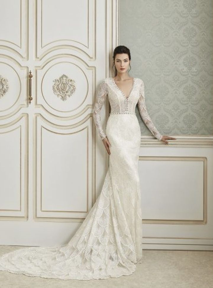 34017-008  Balık Kesim Sırt Dekolteli V Yaka Gelinlik