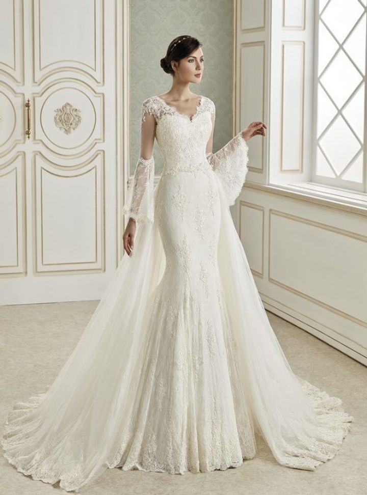 34017-64  Balık Kesim Sırt Dekolteli V Yaka Gelinlik