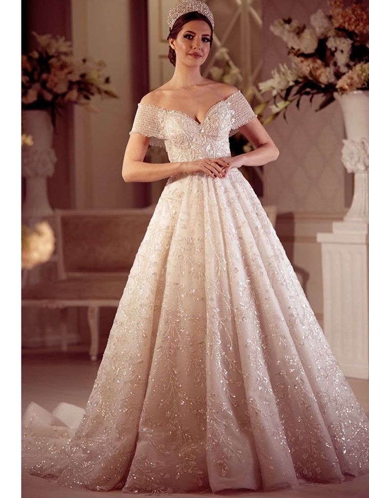 1229 A Kesim Sırt Dekolteli Düşük Omuz Gelinlik