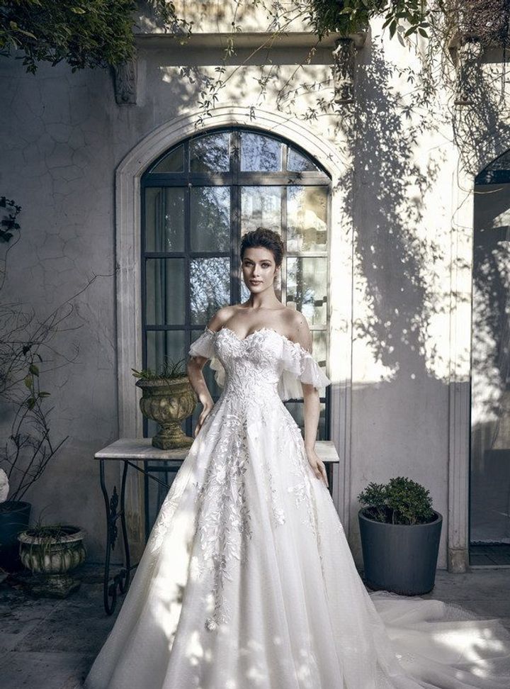 1017 A Kesim Sırt Dekolteli Düşük Omuz Gelinlik