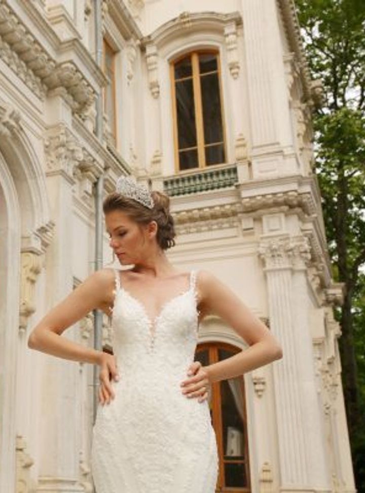 1105 Balık Kesim Sırt Dekolteli V Yaka Gelinlik