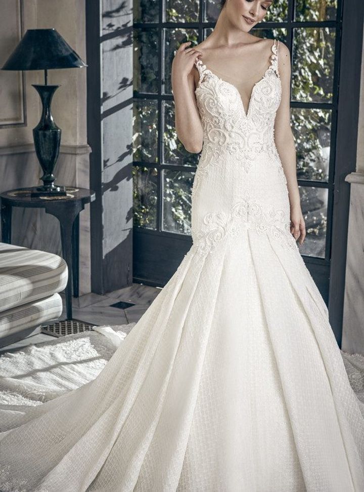 90 Balık Kesim Sırt Dekolteli V Yaka Gelinlik