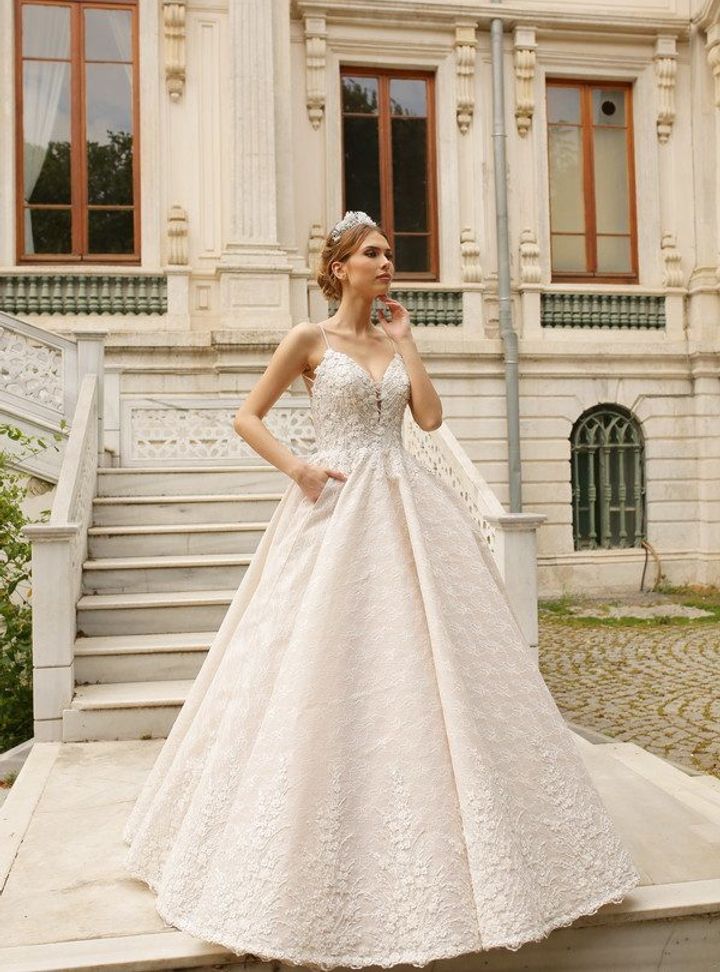 1085 Prenses Kesim Sırt Dekolteli V Yaka Gelinlik