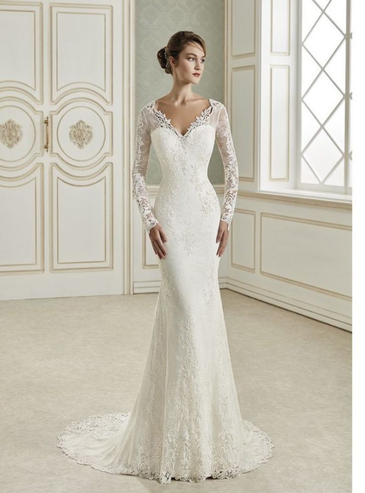 34700 Balık Kesim Sırt Dekolteli V Yaka Gelinlik