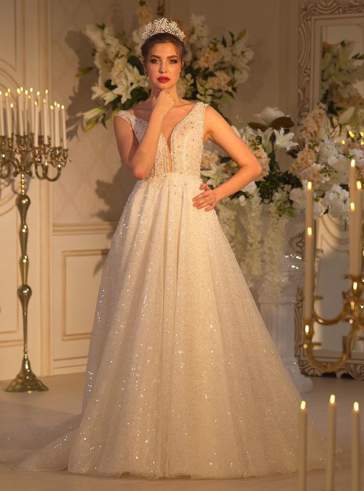 1170 A Kesim Sırt Dekolteli V Yaka Gelinlik