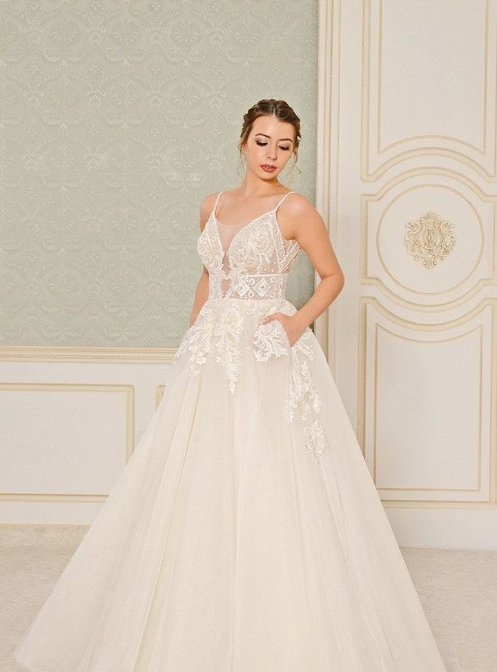 1077 A Kesim Sırt Dekolteli V Yaka Gelinlik