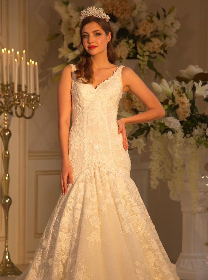 1179 Balık Kesim Sırt Dekolteli V Yaka Gelinlik