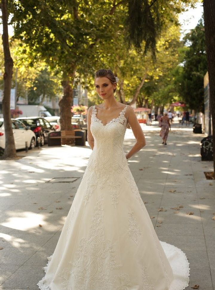 3111 A Kesim Sırt Dekolteli V Yaka Gelinlik