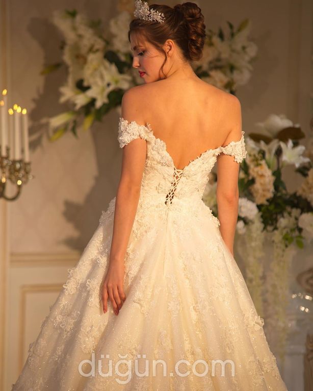 3154 A Kesim Sırt Dekolteli Düşük Omuz Gelinlik 3