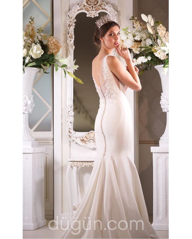 1219 Balık Kesim Sırt Dekolteli V Yaka Gelinlik 2